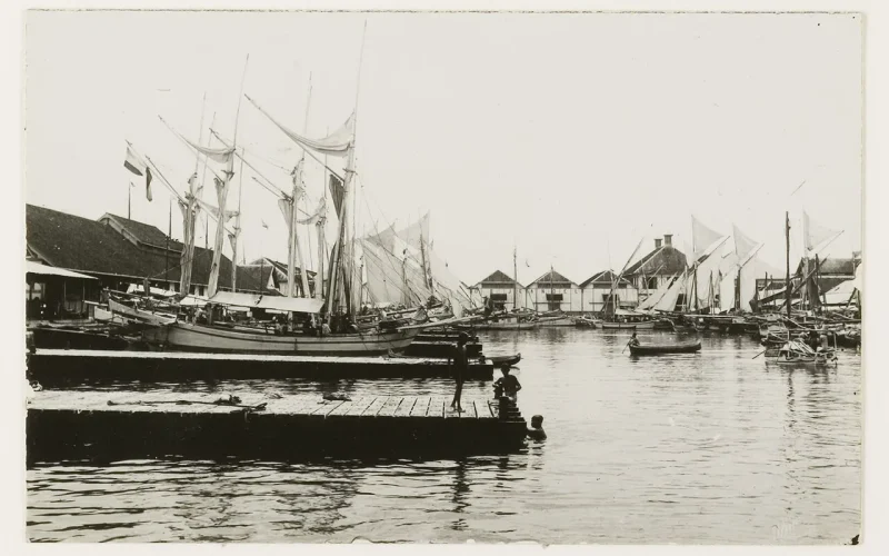 Historic photograph of the harbour at Makassar, South Sulawesi, crowded with sailing vessels